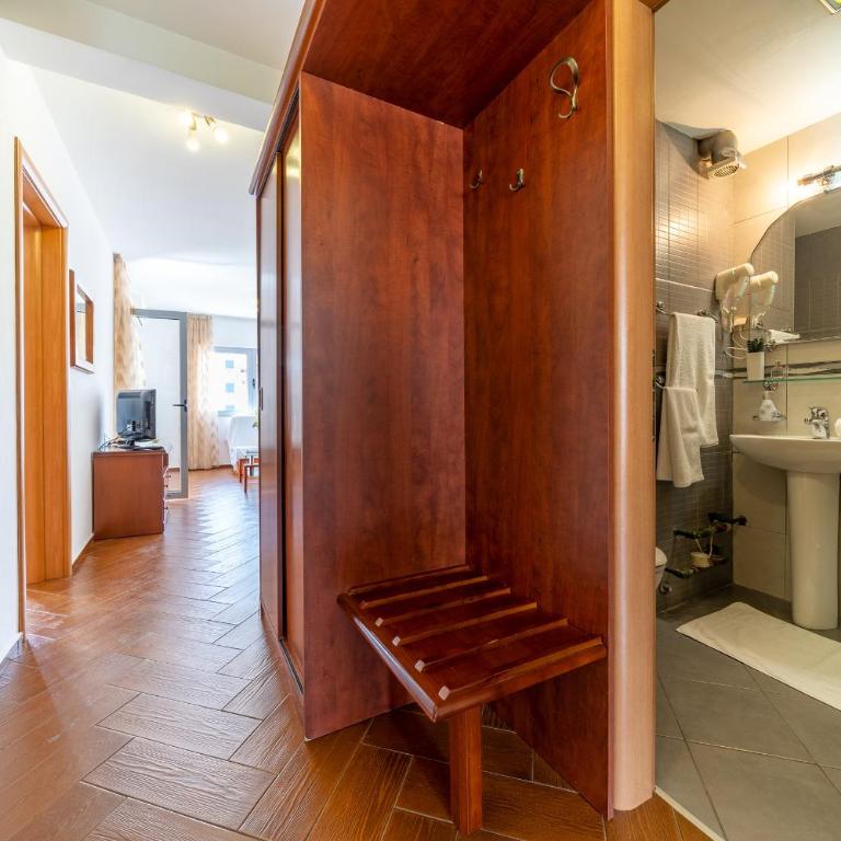 SMS Apartments - One-Bedroom Apartment - 4