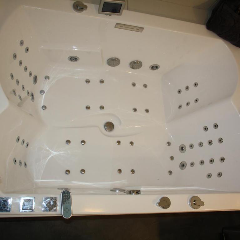 LA PARENTHESE AMOUREUSE - Suite avec Baignoire Spa - 21