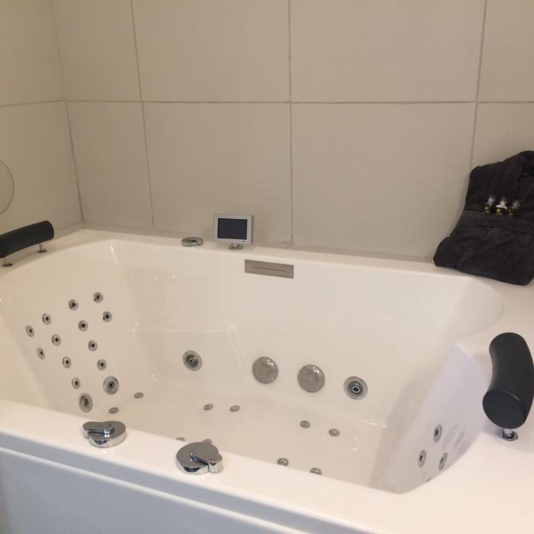 LA PARENTHESE AMOUREUSE - Suite avec Baignoire Spa - 23
