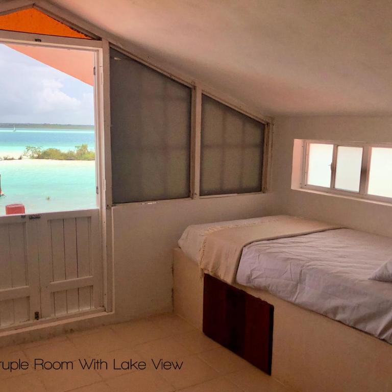 Hotel CasaBakal - A pie de Laguna - Bacalar - Habitación Cuádruple con vistas al lago - 4 camas individuales - 1