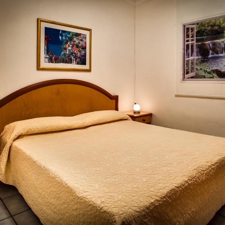 EasyRooms dell'Angelo - Camera Matrimoniale senza Finestra con Bagno Privato Esterno - 1