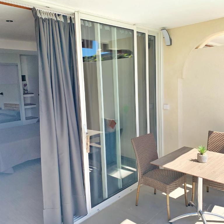 Hôtel Beau Soleil - Chambre Lit King-Size - Vue sur Piscine - 4