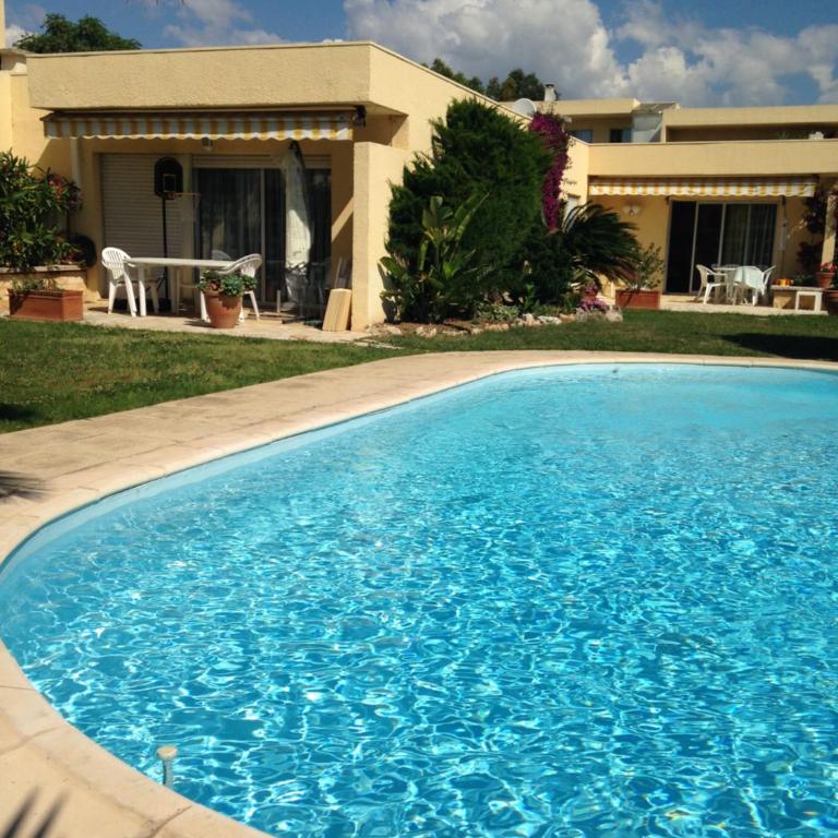 Villa C3 Arthur Rimbaud chambre d'hôte piscine proche mer plage 600m - Chambre Lit Queen-Size - Vue sur Piscine - 1