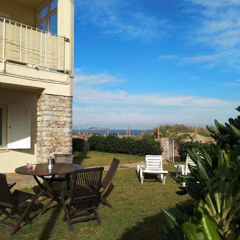Sea front apartment in Platja Pals with terrace and parking - Apartamento de 3 dormitorios - 66