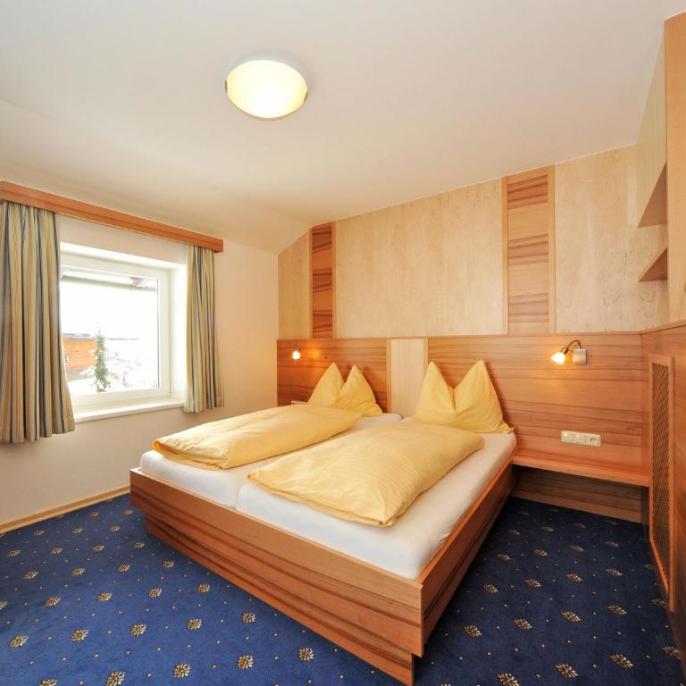 Pension Bergkristall - Doppelzimmer mit Balkon - 1