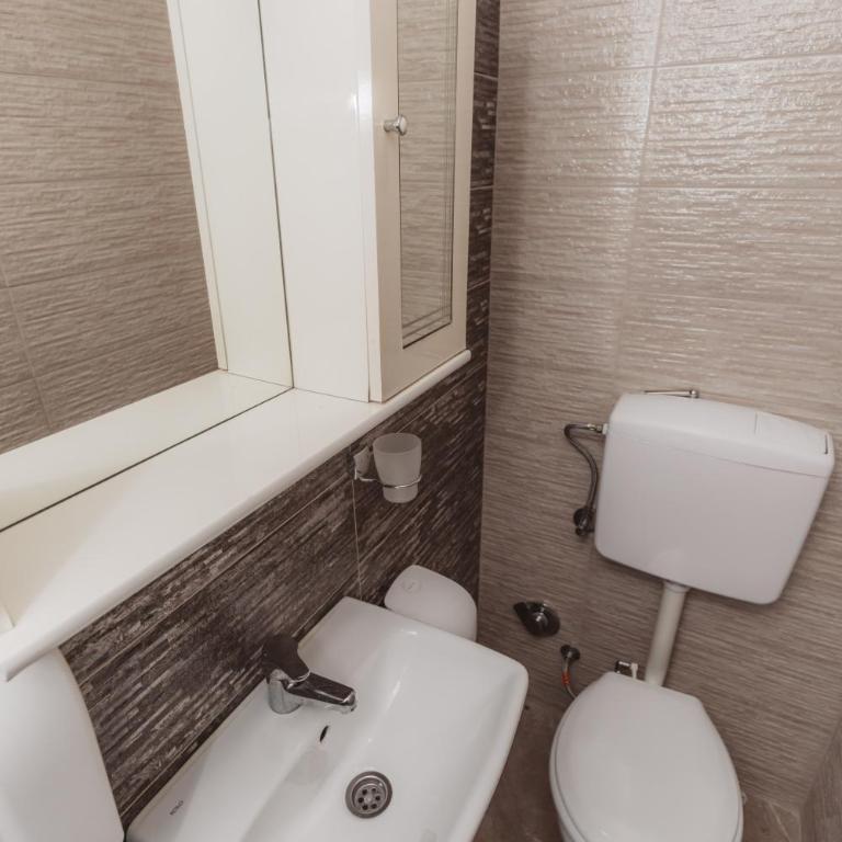 Villa Jadran Apartments - Triple Room with Balcony - 4