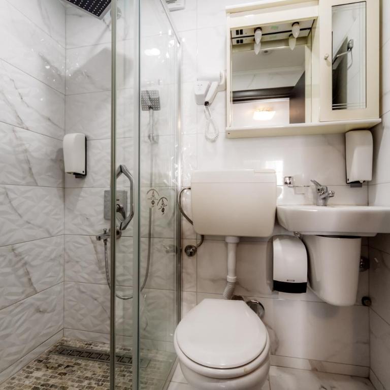 Villa Jadran Apartments - Economy Triple Room - 5
