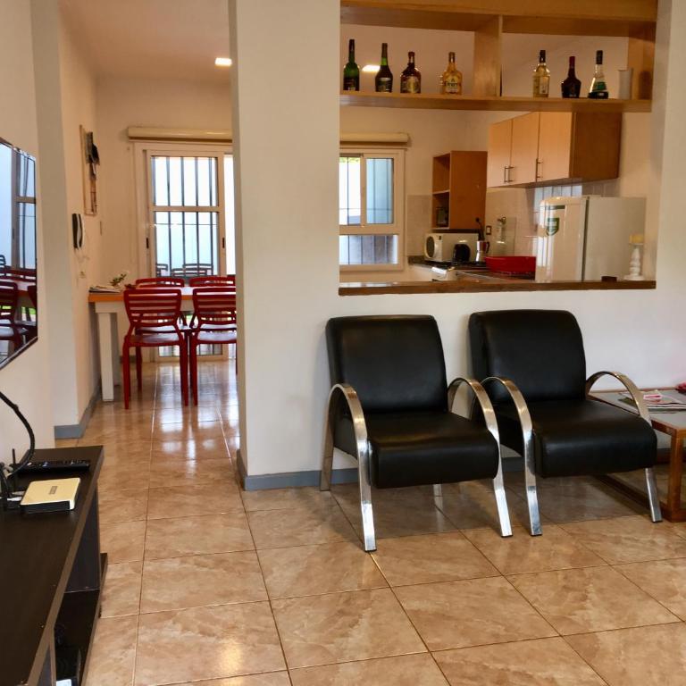 Casa con Garage Puerto Iguazú, zona residencial - Three-Bedroom House - 1