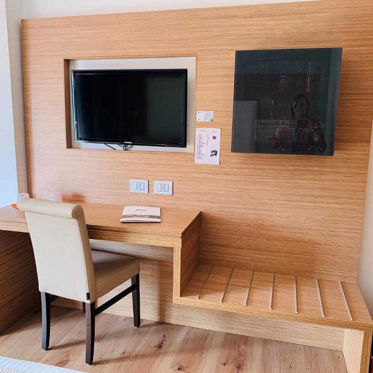 Kriss Internazionale Hotel - Standard Double Room with Window and Partial Lake View - 1