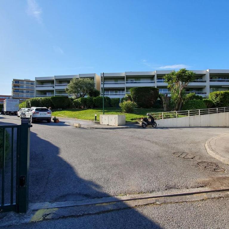 Superbe 2 pièces moderne refait à neuf, PISCINE ! - Appartement 1 Chambre - 25