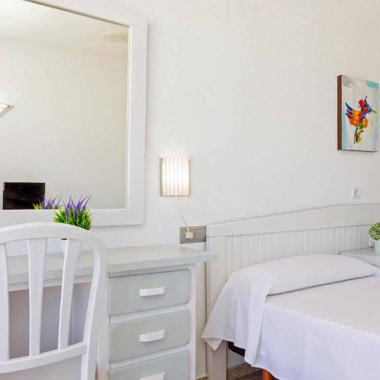 Hostal Molins Park - Habitación Doble con terraza - 2 camas - 4