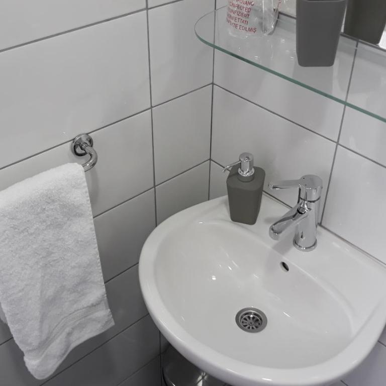 Apartments&Rooms Mido - Dvokrevetna Soba sa Bračnim Krevetom /2 Zasebna Kreveta i Sopstvenim Kupatilom - 10