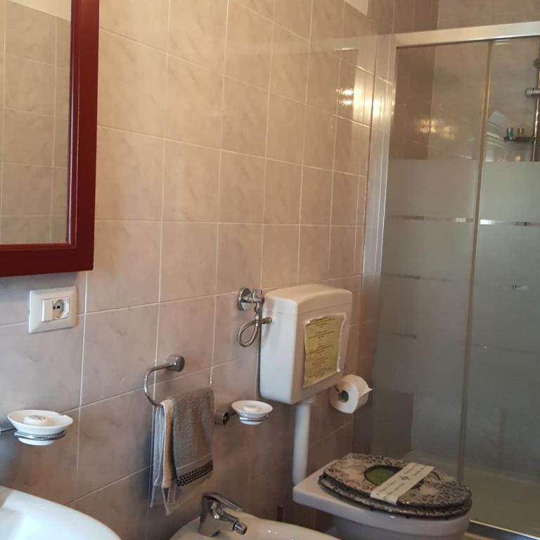 B&B United States of Europe - Triple Room with Private Bathroom - 8