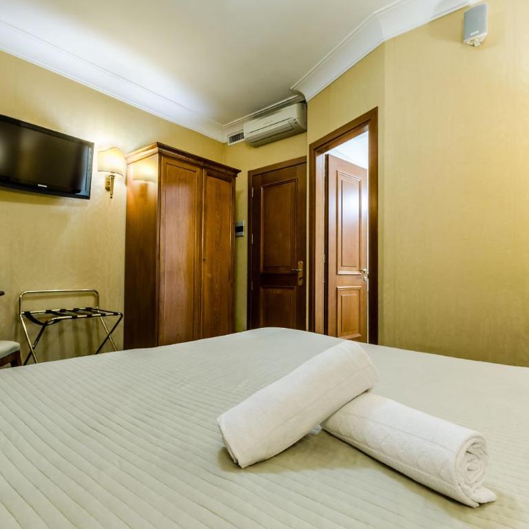 Luxury Rooms H 2000 Roma - Camera Familiare con Bagno Privato - 4