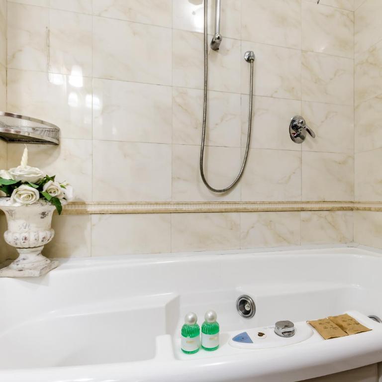 Luxury Rooms H 2000 Roma - Camera Familiare con Bagno Privato - 2