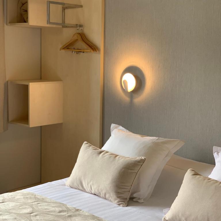 Hôtel Beauregard, The Originals Relais - Superior Double Room - Lake and Garden Side - 14