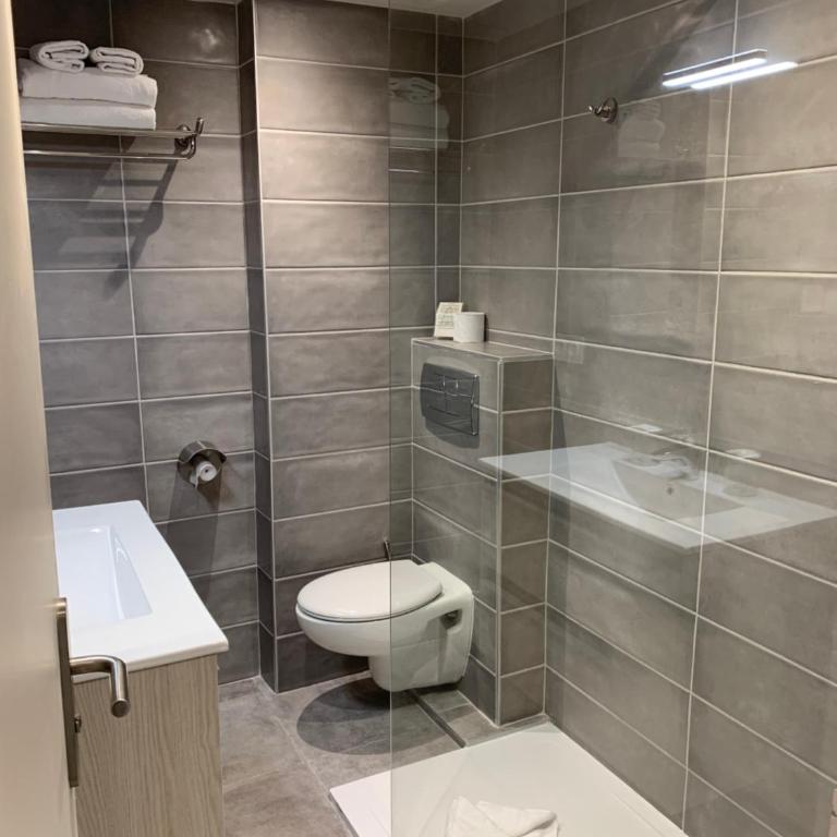 Hôtel Beauregard, The Originals Relais - Superior Double Room - Lake and Garden Side - 16