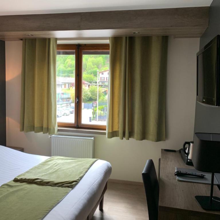 Hôtel Beauregard, The Originals Relais - Superior Familienzimmer mit Blick auf den Wald und den Parkplatz - 4