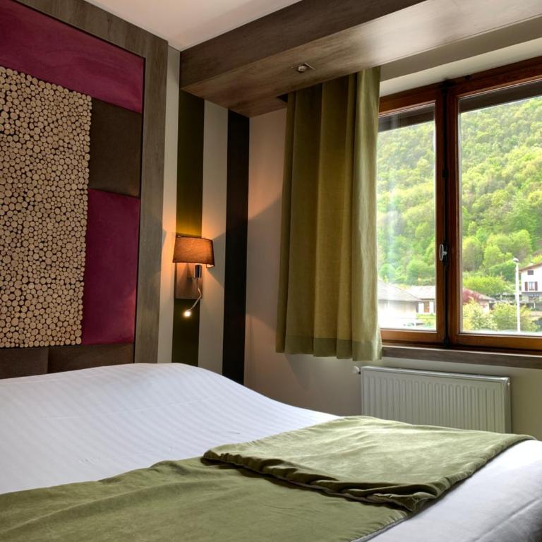 Hôtel Beauregard, The Originals Relais - Superior Familienzimmer mit Blick auf den Wald und den Parkplatz - 5