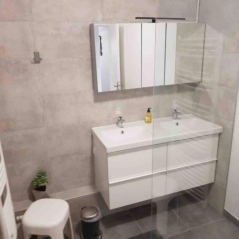 Appartement Prémium 2 grandes chambres, proches centre-ville et parking gratuit - Appartamento - 27