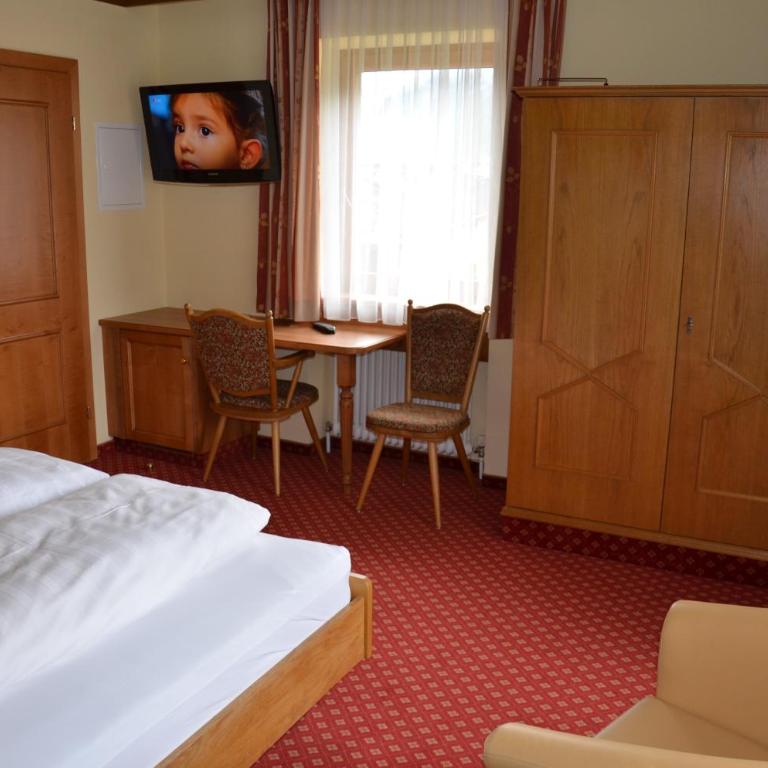 Hotel-Pension Strolz - Doppelzimmer mit Balkon - 2