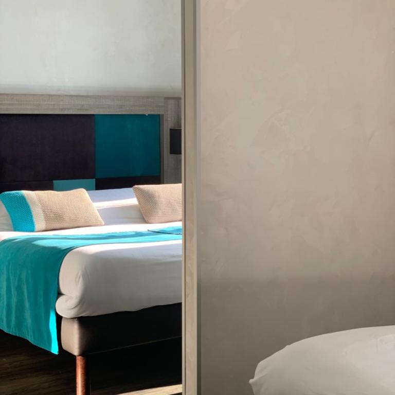 Hôtel Beauregard, The Originals Relais - Superior Family Room - Lake and Garden Side - 1
