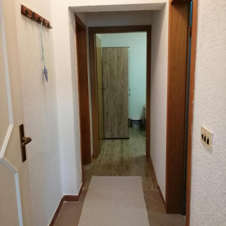 Amina River Apartment - Three-Bedroom Apartment with Lake View - 21