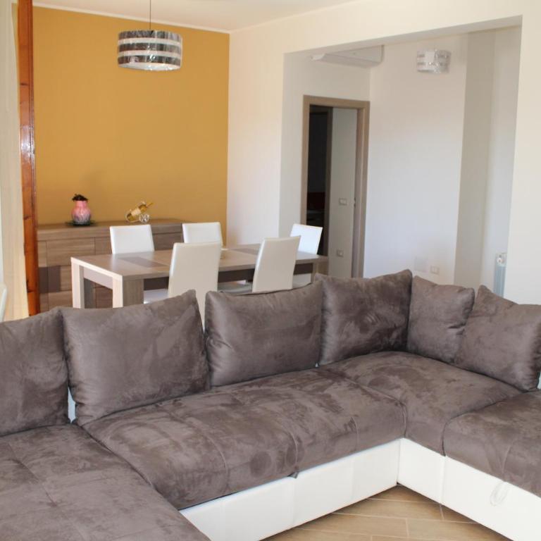 Chelu & Luna - Three-Bedroom Apartment - 6
