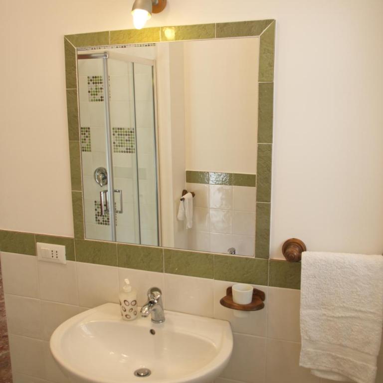 Olivarooms - Double Room with Private Bathroom - 8