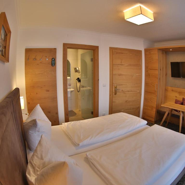 Aparthotel Acksteiner - Doppelzimmer 2 mit Dusche - 2