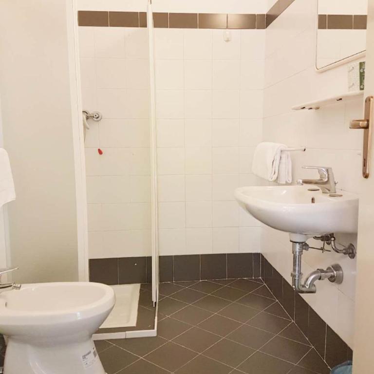 Hotel Boston - Posto Letto in Dormitorio Femminile per 2 Persone - 4