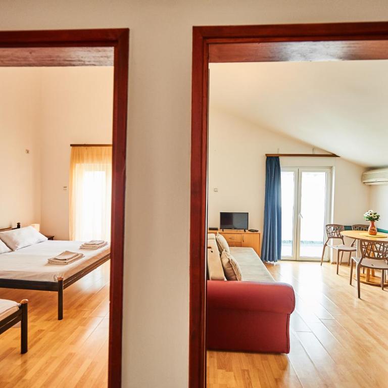 Family Apartments Mont Budva - Porodični Apartman s 1 Spavaćom Sobom i Terasom - 2