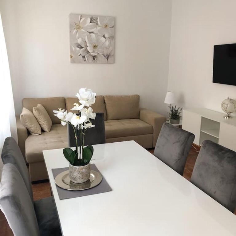 41 Calle Espronceda - Two-Bedroom Apartment - 11