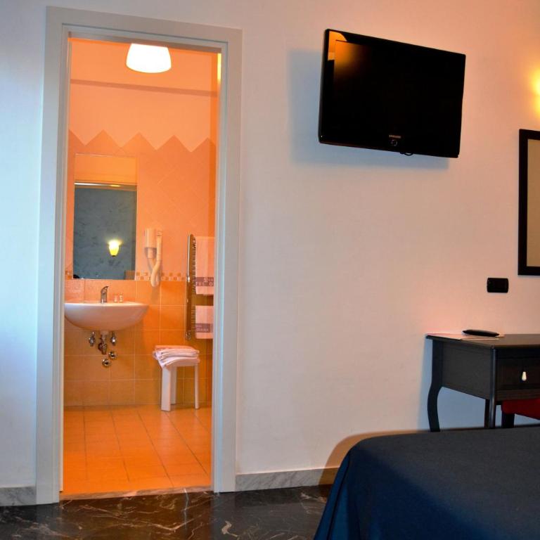 Diana Inn Accommodations - Camera Tripla - 8