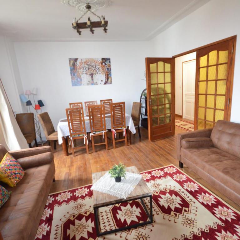 23 Rue de la République - Appartement avec Vue sur la Montagne - 28