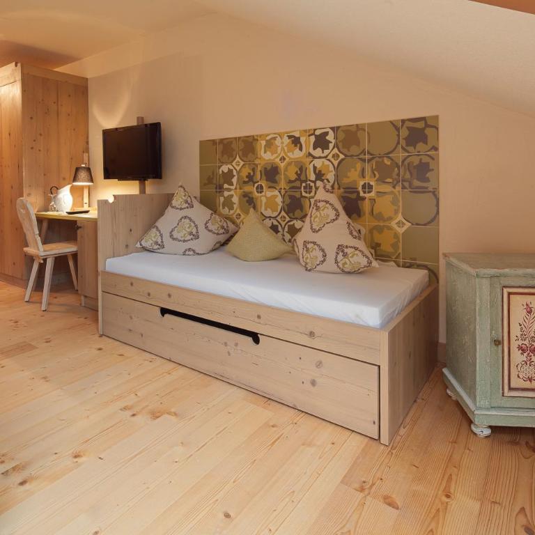 Hotel Oberstdorf - Dreibettzimmer mit Bergblick und Balkon - 9
