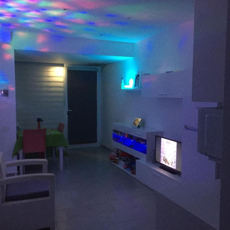 White Home. Casa Relax, piscina, free wi-fi & posto auto. - Casa con 1 Camera da Letto - 3