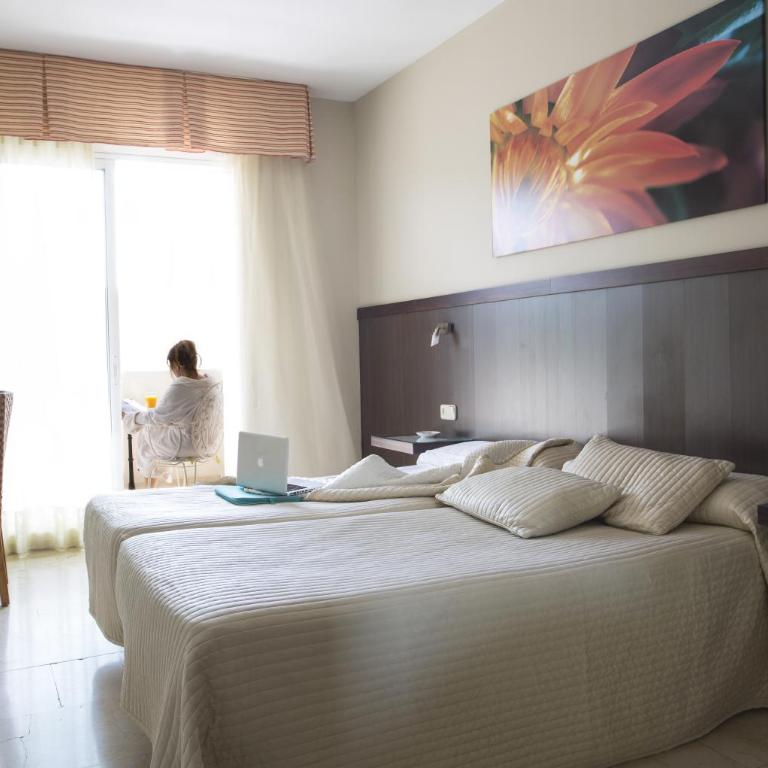 Hotel Oasis - Habitación Doble con balcón y aparcamiento - 1 o 2 camas - 4