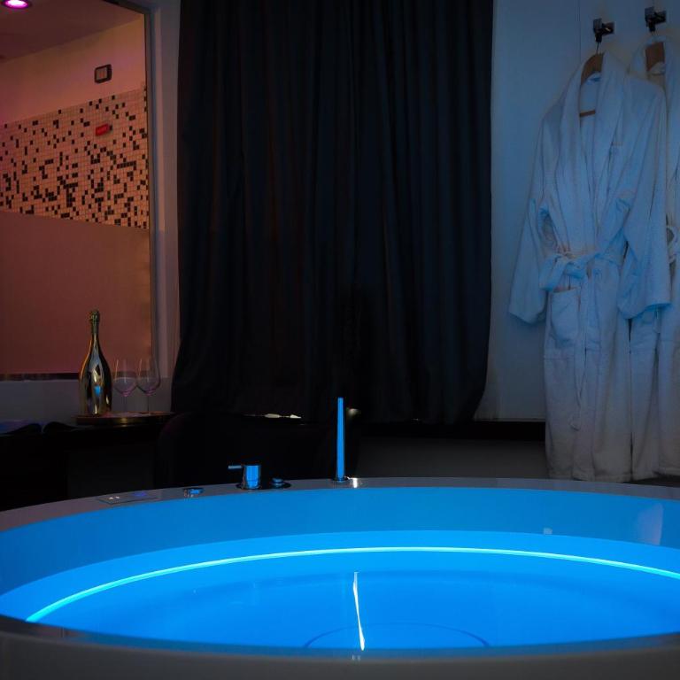 JC Hotel - Suite with Hot Tub - 12