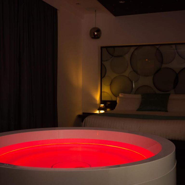 JC Hotel - Suite with Hot Tub - 3