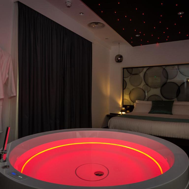 JC Hotel - Suite with Hot Tub - 23