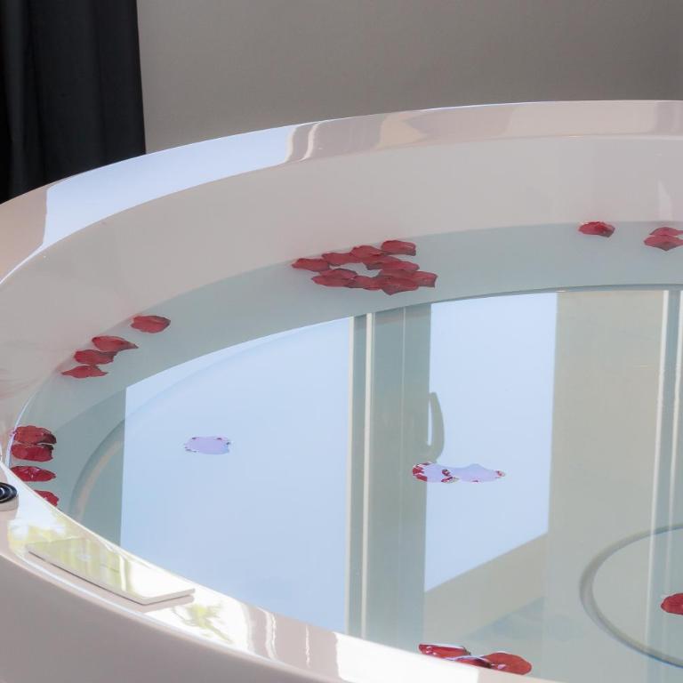 JC Hotel - Suite with Hot Tub - 9