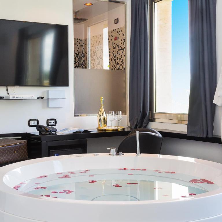 JC Hotel - Suite with Hot Tub - 13