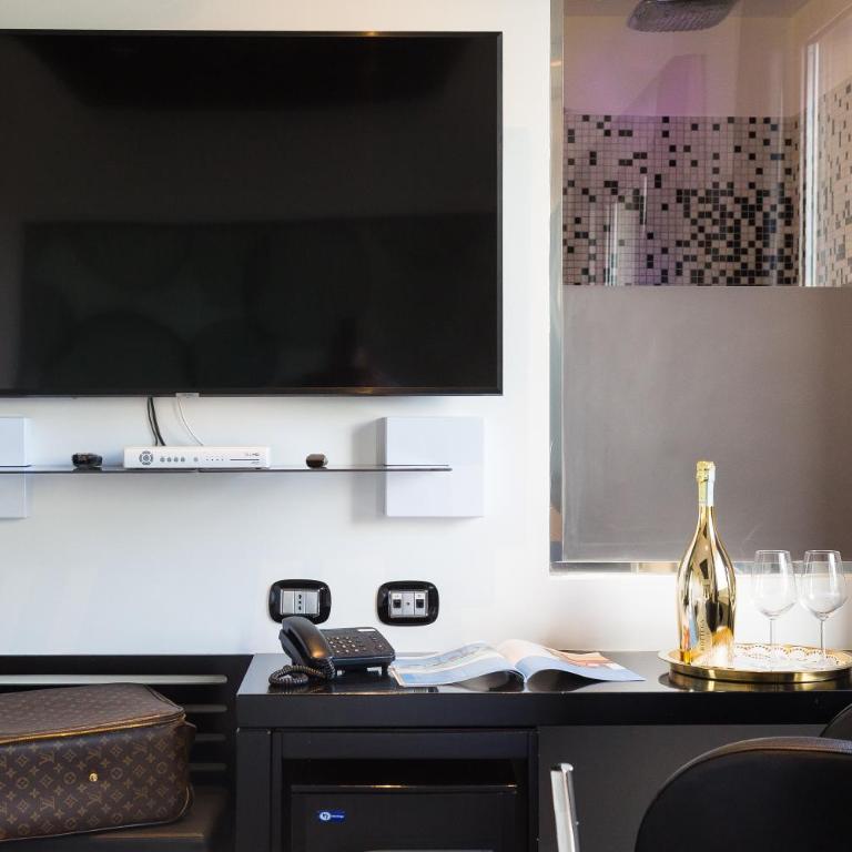 JC Hotel - Suite with Hot Tub - 14