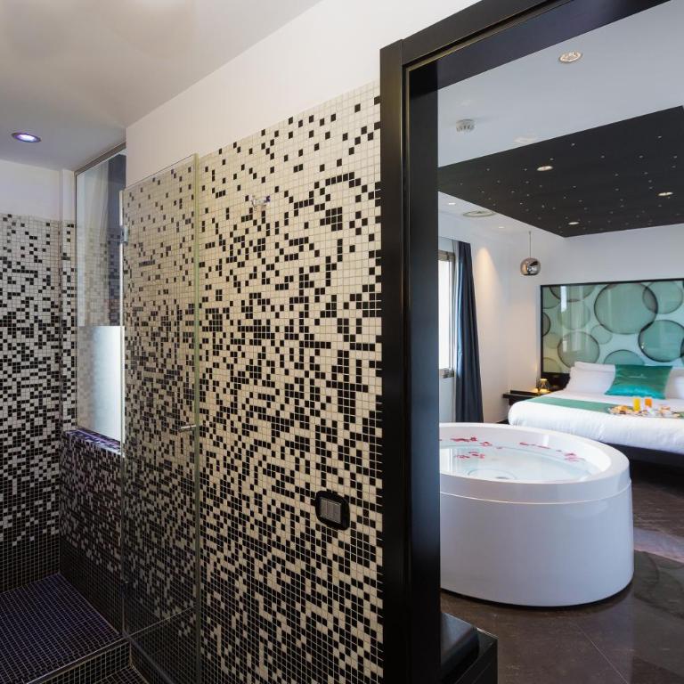 JC Hotel - Suite with Hot Tub - 15
