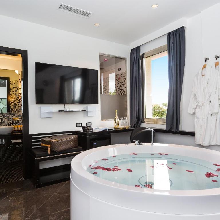 JC Hotel - Suite with Hot Tub - 1