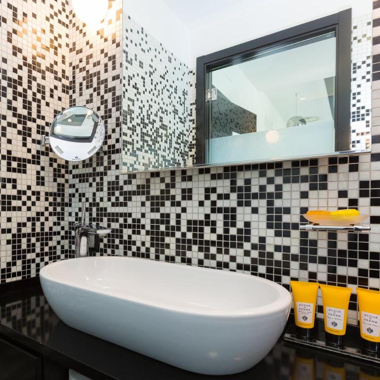 JC Hotel - Suite with Hot Tub - 26