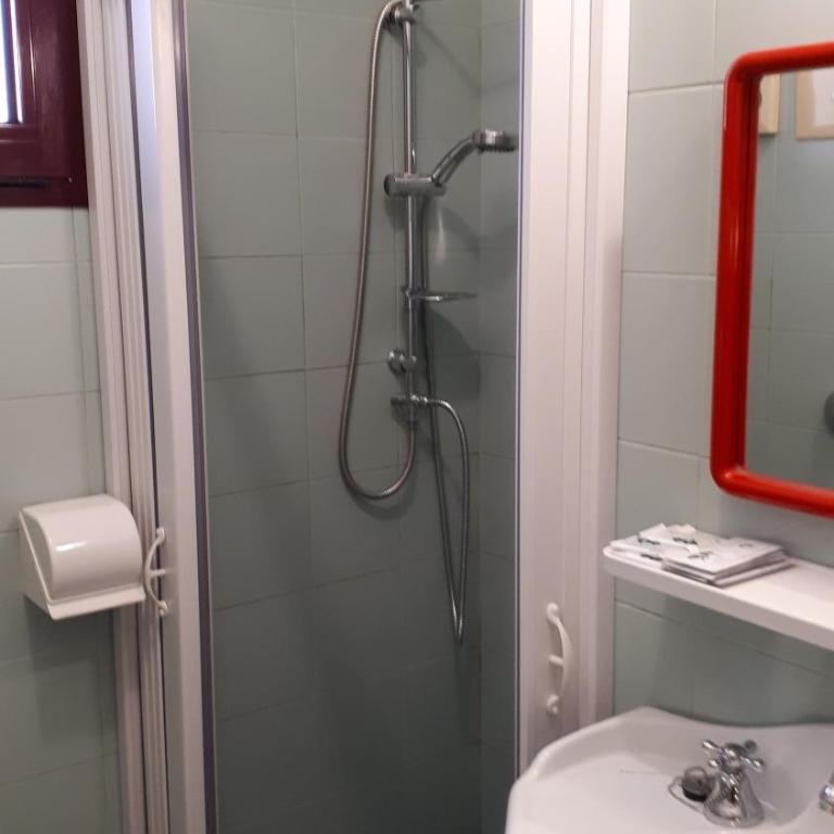 Hotel Villa Dina - Camera Quadrupla con Bagno - 15