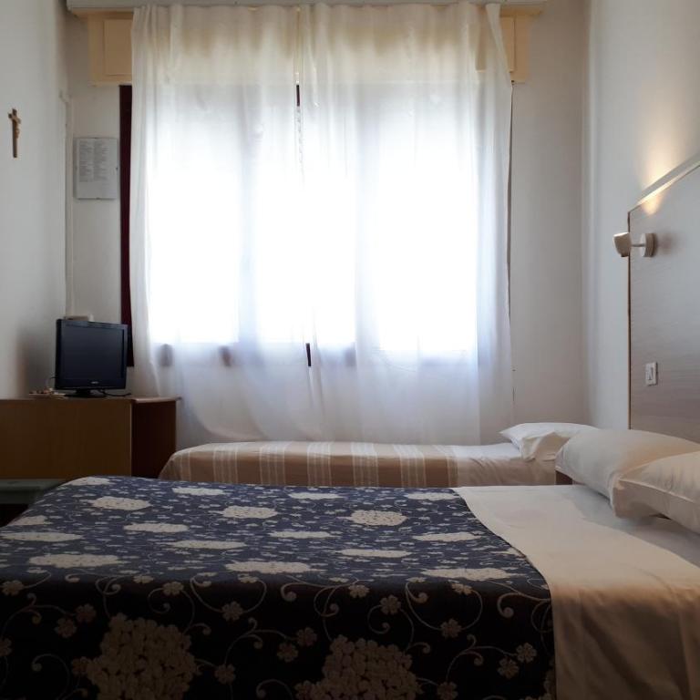 Hotel Villa Dina - Camera Quadrupla con Bagno - 11