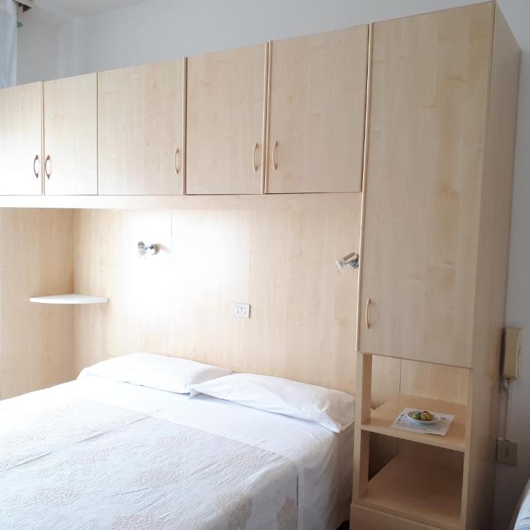 Hotel Villa Dina - Camera Familiare (5 Adulti) - 4